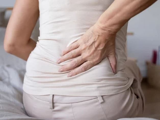Đau vùng lưng dưới là một trong những triệu chứng của thoát vị đĩa đêm L5 S1