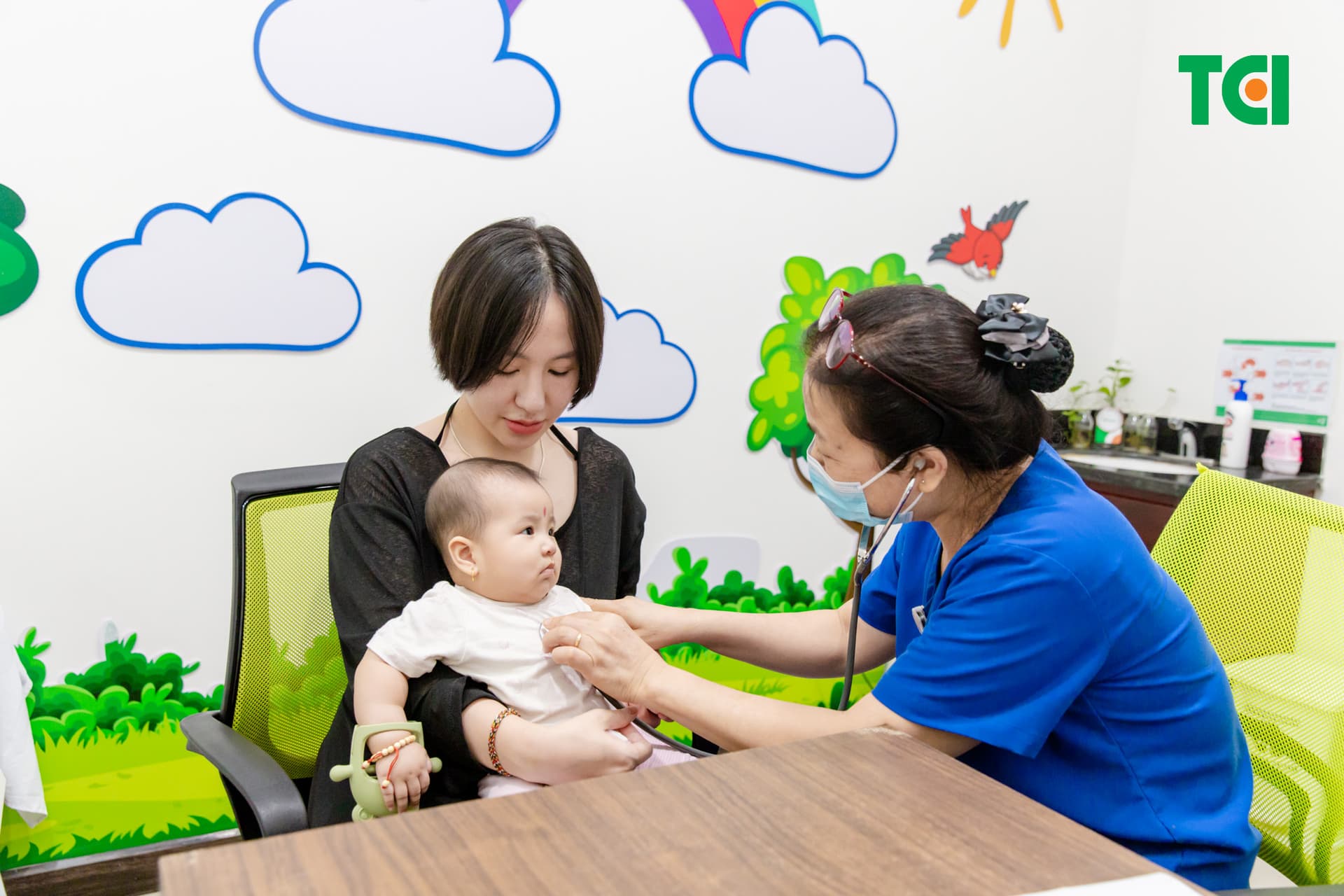 Khám sàng lọc sức khỏe trước tiêm và 1 trong những quy trình tiêm chủng an toàn đang được áp dụng tại phòng tiêm chủng Thu Cúc TCI