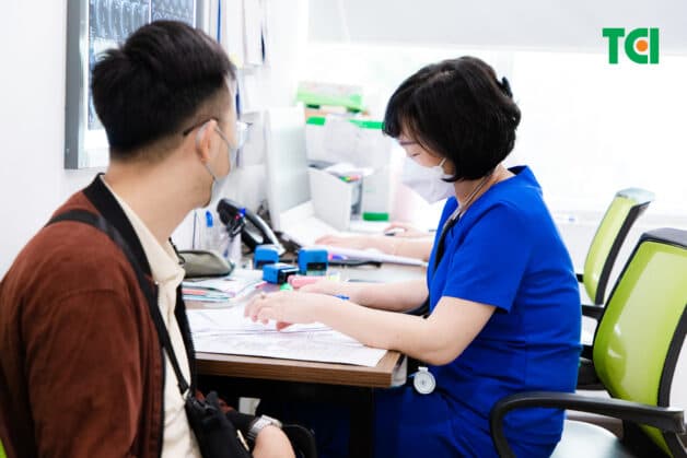 Thăm khám sớm để được bác sĩ chuyên khoa tư vấn hướng điều trị bệnh lò xo ngón tay phù hợp