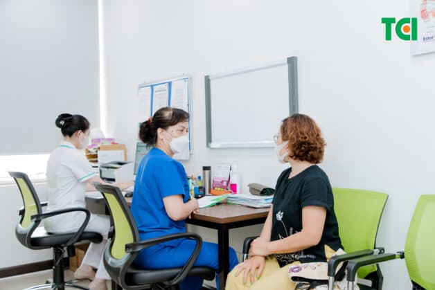 Viêm khớp dạng thấp diễn biến âm thầm, cần được thăm khám và điều trị phù hợp