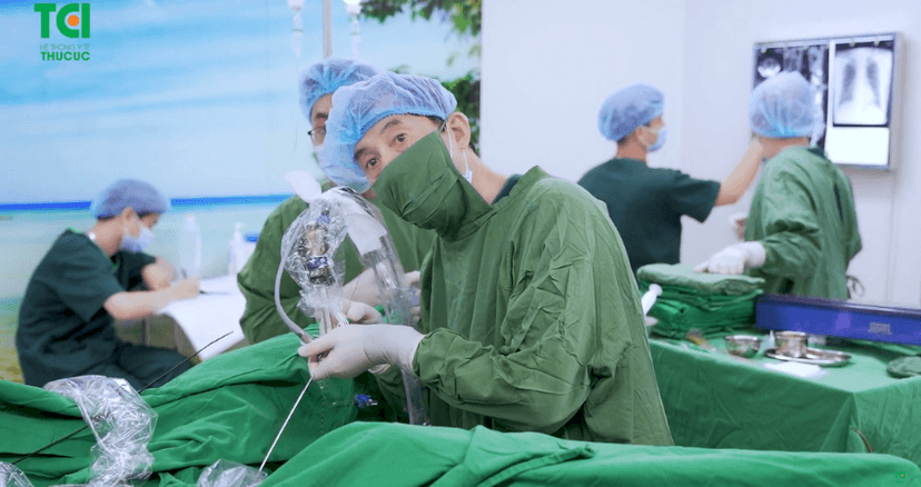 Giải cứu thận lạc chỗ hiếm khỏi tình trạng sỏi tiểu máu