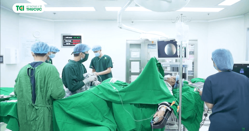 Một lần tán loại bỏ đồng thời sỏi niệu quản và sỏi thận gây giãn đài bể thận