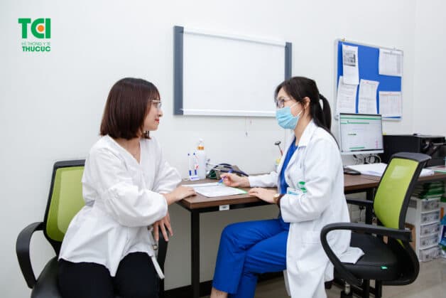 Thăm khám với bác sĩ Nội tiết để có phác đồ điều trị phù hợp tình trạng sức khỏe của mỗi người. (Ảnh: TCI)