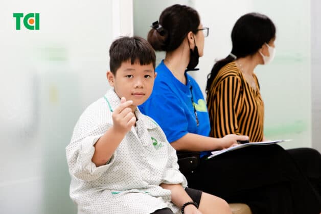 Bác sĩ Lâm chỉ định bé A. điều trị kết hợp nguyên nhân và triệu chứng viêm dạ dày.