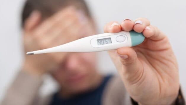 Bệnh nhân sốt xuất huyết cần được kiểm tra nhiệt độ thường xuyên để có hướng xử trí phù hợp