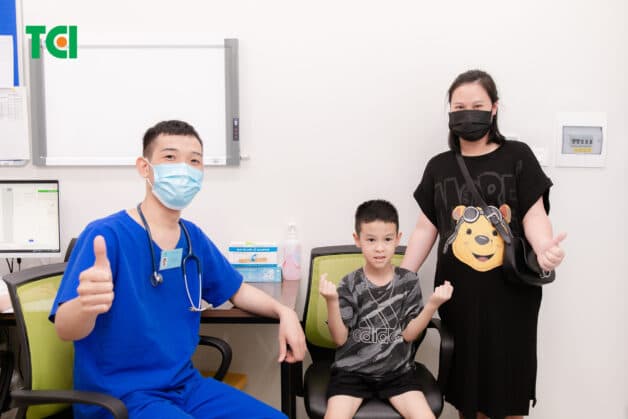 Khi trẻ có biểu hiện viêm phế quản, bố mẹ nên đưa trẻ đến cơ sở y tế uy tín gần nhất.