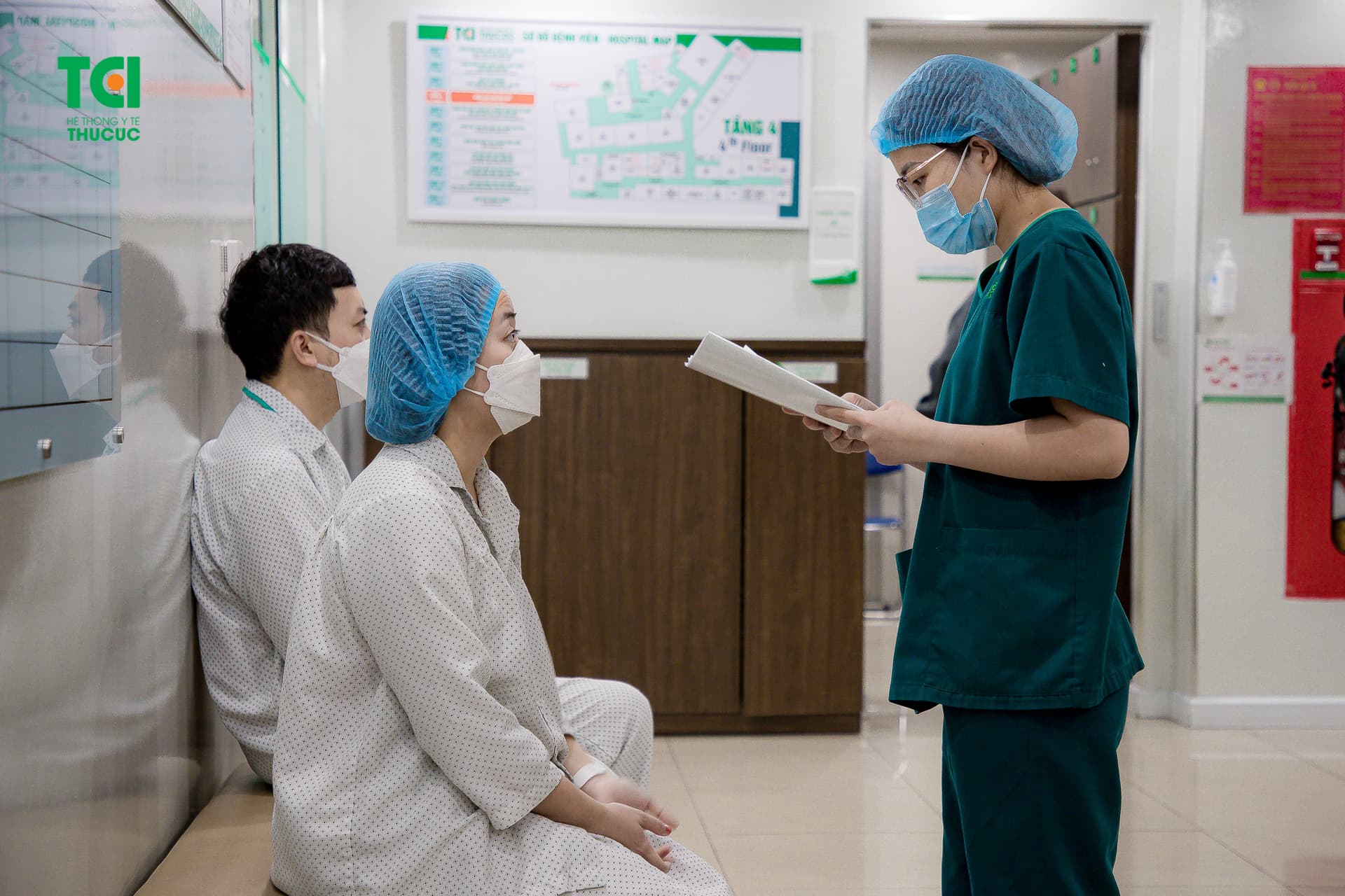 Chị Hiền được kiểm tra thông tin trước khi vào phòng mổ vô khuẩn một chiều tiến hành phẫu thuật