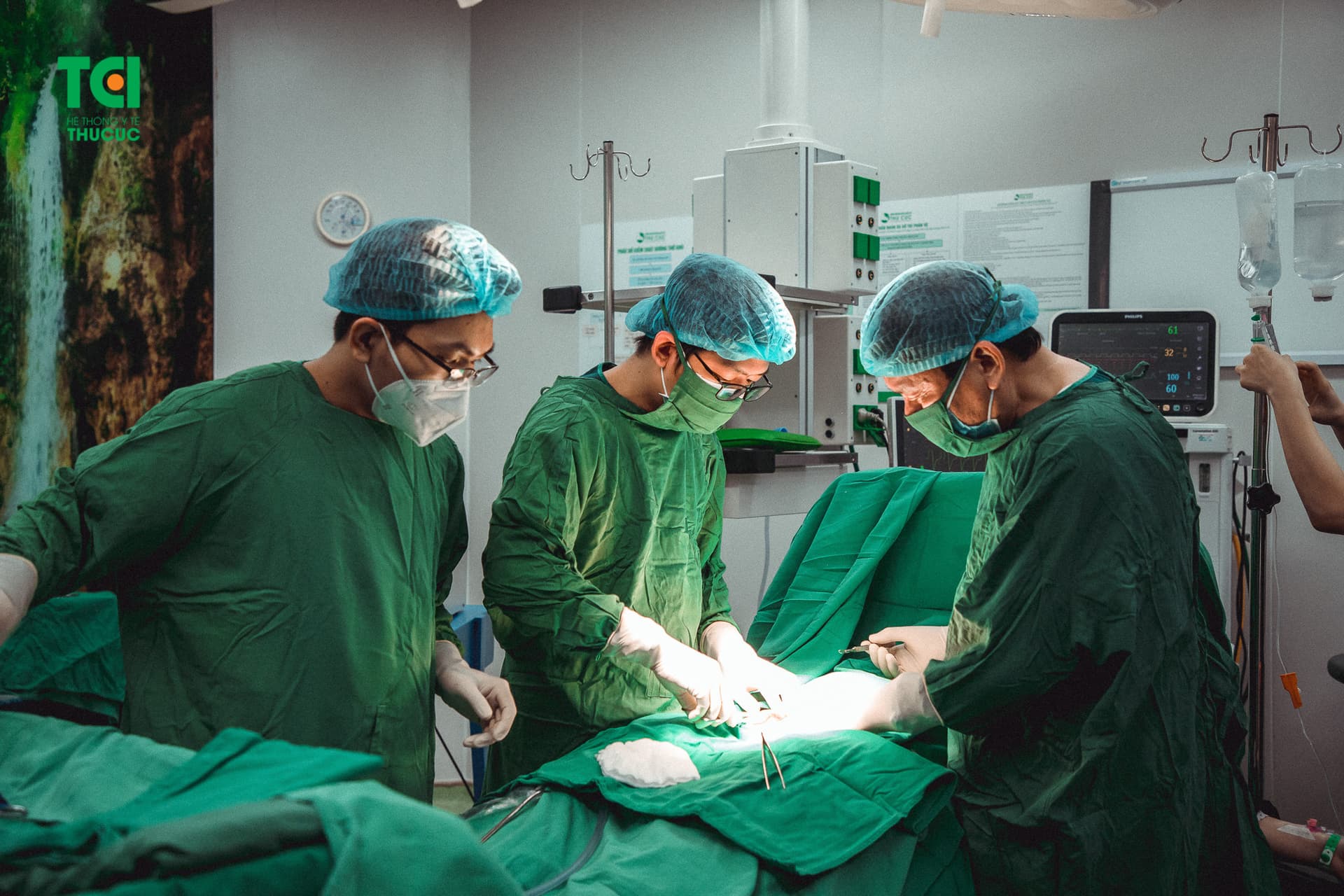 Ekip bác sĩ Hà giúp chị Hiền bóc tách khối u ở tử cung