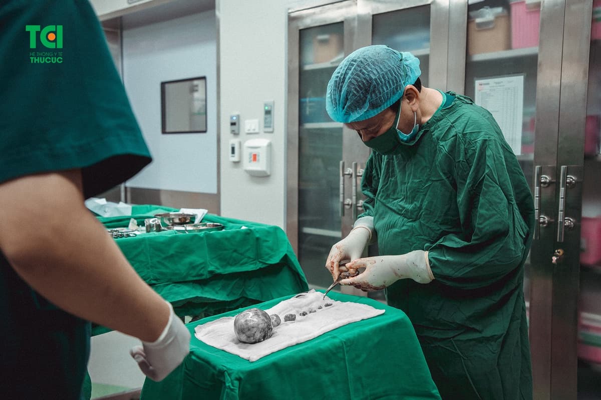 Cứu nguy 1 phụ nữ trẻ có 7 khối u tử cung, bảo toàn thiên chức làm mẹ