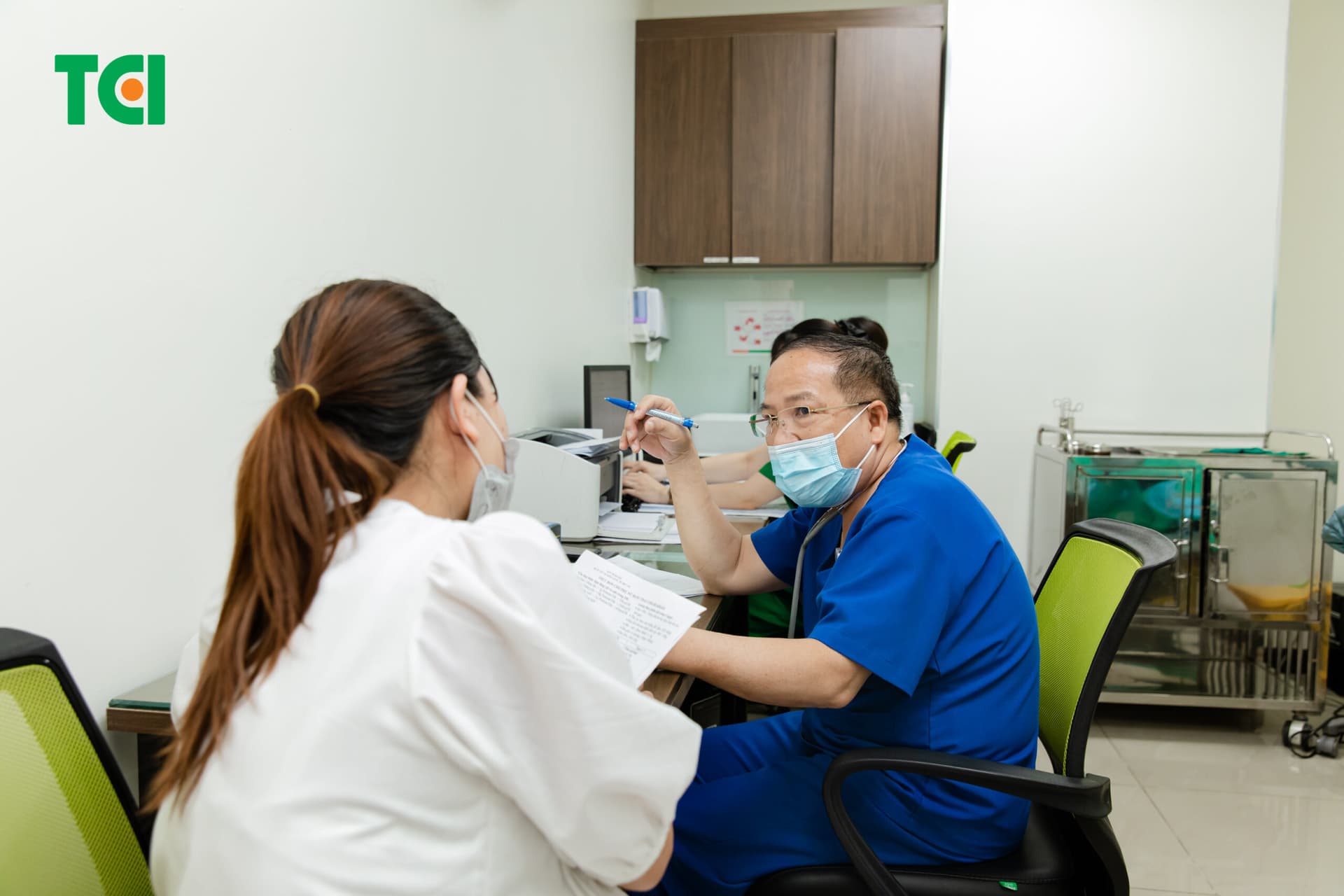 Mẹ bầu nên thông báo cho bác sĩ sản khoa hoặc bác sĩ có chuyên môn dịch tễ về các dấu hiệu nghi ngờ dấu hiệu đậu mùa khỉ