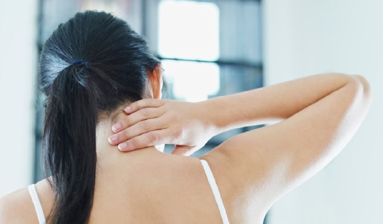 Các dấu hiệu uốn ván chủ yếu là cơn co cứng cơ và đau, bắt đầu từ các cơ nhai, cơ mặt, gáy và sau đó lan rộng đến cơ thân