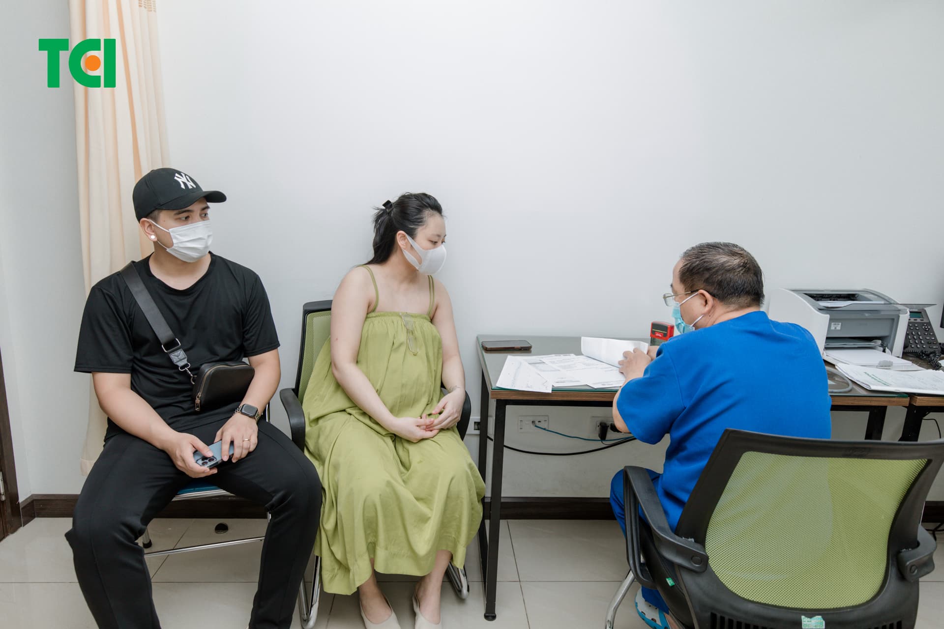 Bác sĩ Thu Cúc TCI tư vấn những thực phẩm mẹ bầu nên kiêng khi bị đau mắt đỏ