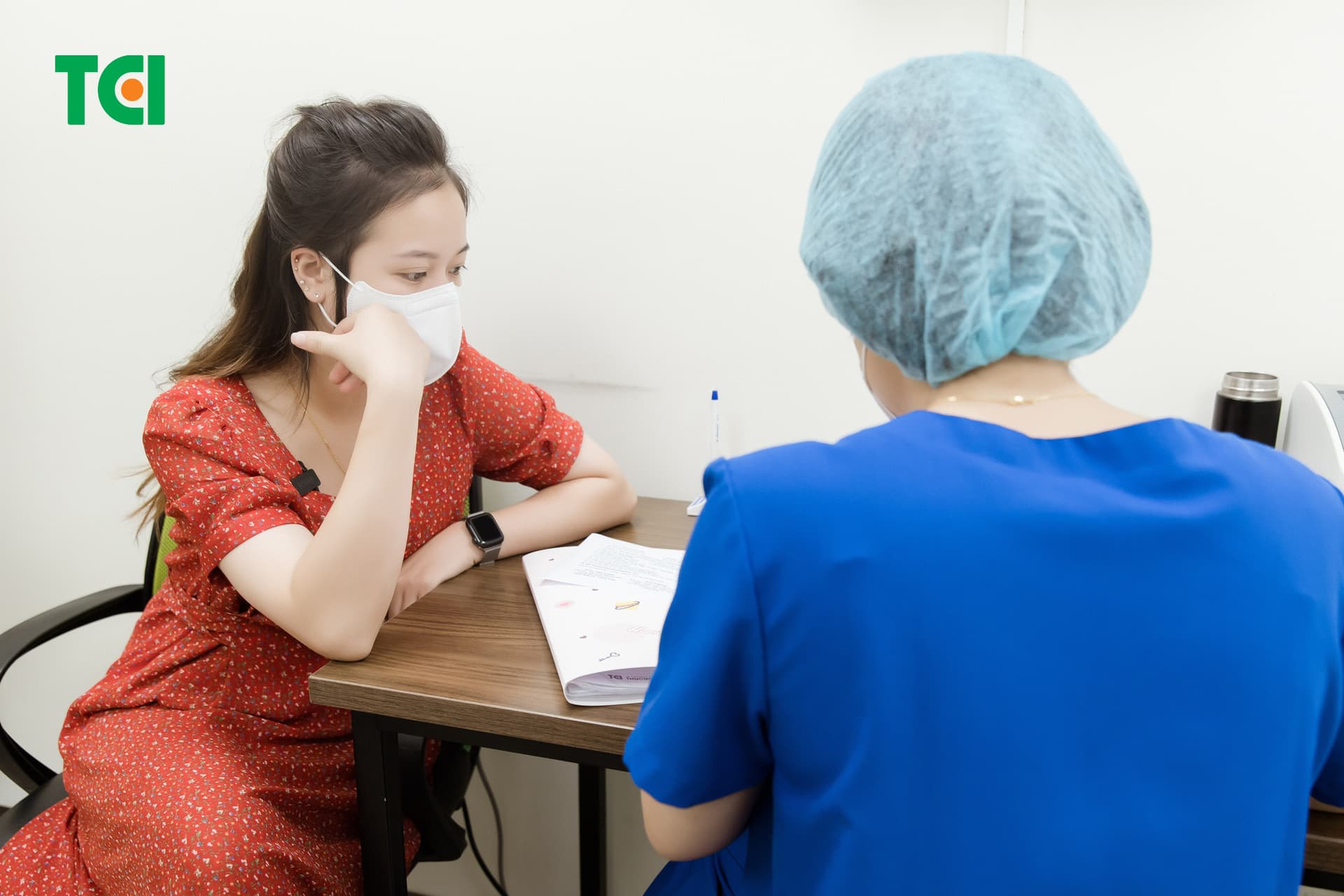 Một trong những vấn đề được nhiều mẹ quan tâm là đau mắt đỏ kiêng gió không