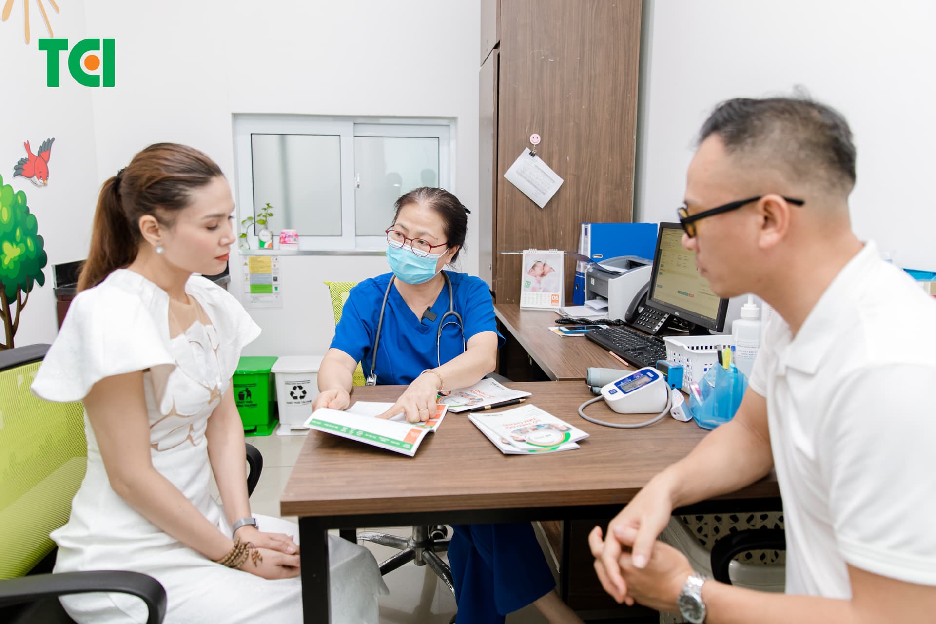 Giấy tờ tùy thân, sổ tiêm chủng là những giấy tờ quan trọng bạn cần mang đi khi tiêm chủng