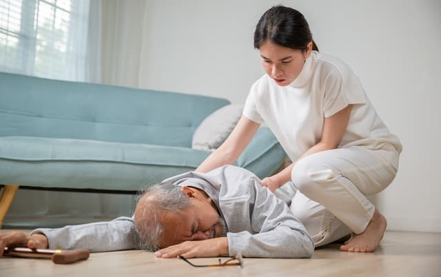 Cách phòng tránh đột quỵ ở người già khi trời lạnh