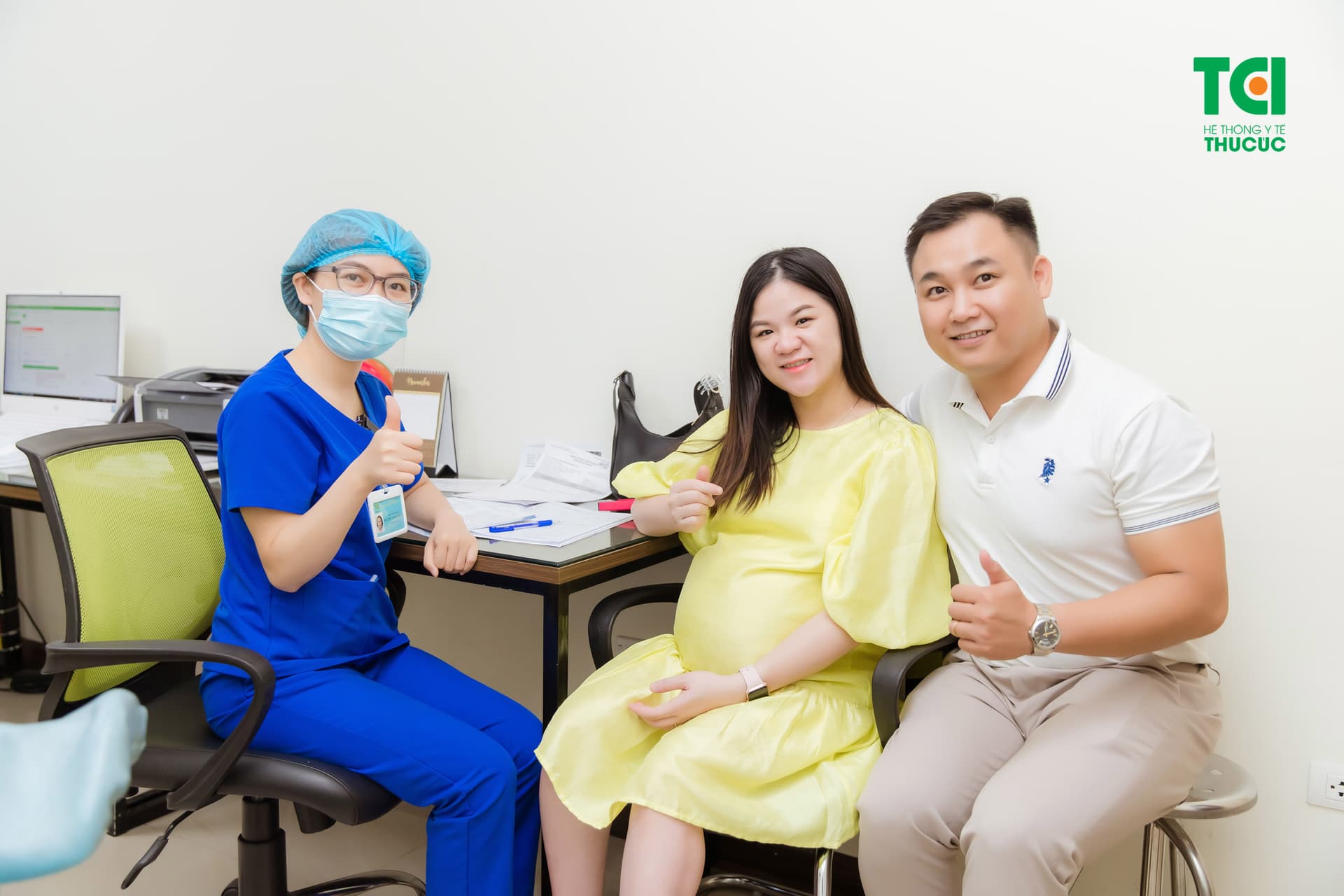 Đi khám bác sĩ sớm là cách tốt để bạn kiểm soát và điều trị nhanh chóng, dứt điểm đau mắt đỏ