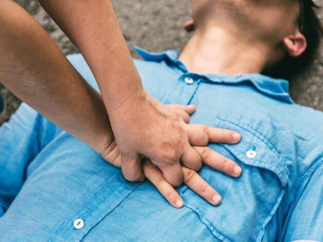 Cần nắm được các bước sơ cứu người bệnh đột quỵ để xử trí kịp thời, đảm bảo an toàn