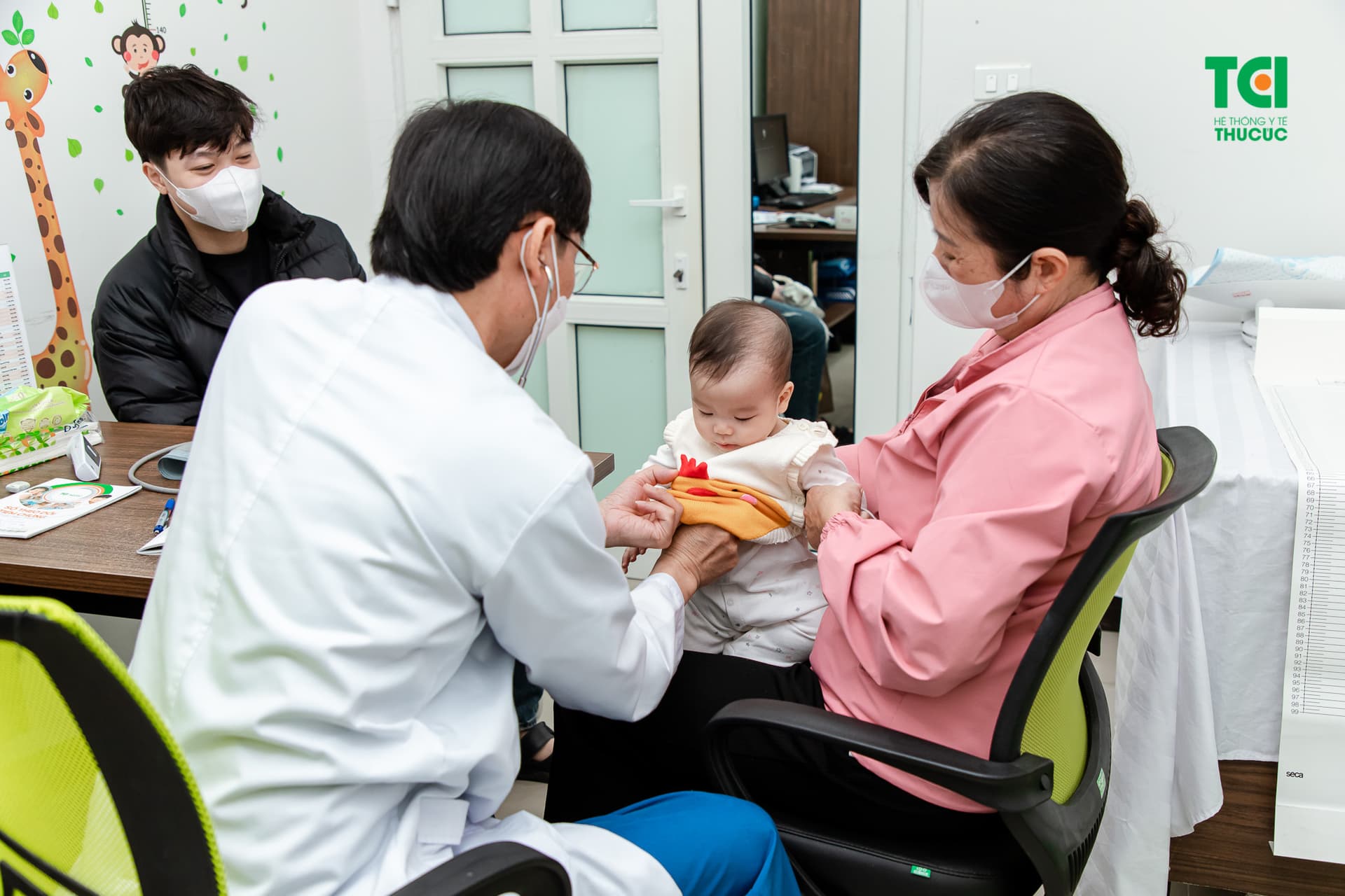 Người tiêm nên ở lại điểm tiêm chủng ít nhất 30 phút để theo dõi các phản ứng sau tiêm, tránh trường hợp sốc vacxin mà không được xử lý kịp thời