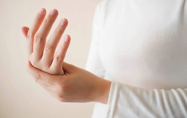 Tê yếu tay chân đột ngột là hồi chuông cảnh báo bệnh đột quỵ não đang tiềm ẩn