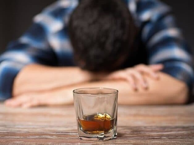 Lạm dụng rượu là thói quen dễ gây đột quỵ và nhiều bệnh lý khác