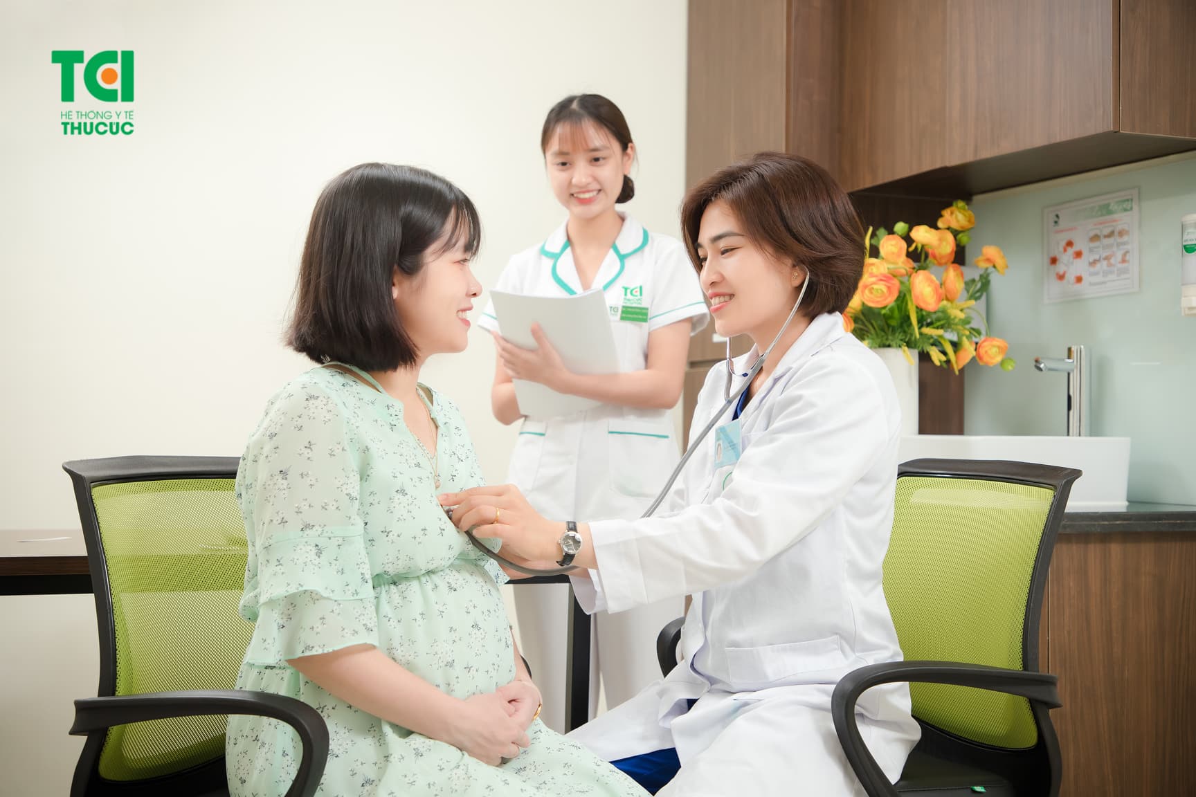 Mẹ bầu nên đi khám để biết rõ tình trạng đau mắt đỏ và sử dụng thuốc kê đơn do bác sĩ chuyên môn chỉ định