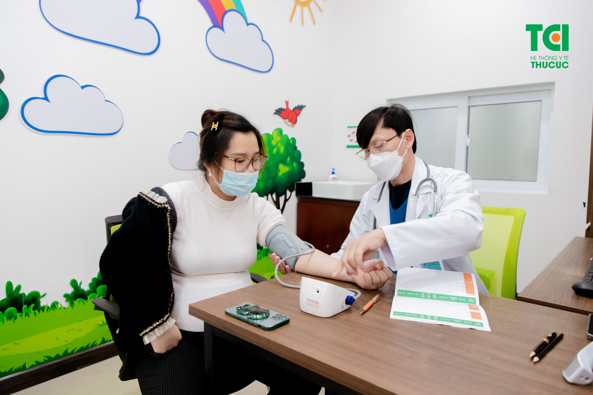 Mẹ bầu được khám sức khỏe kĩ lưỡng trước khi tiêm phòng vắc xin uốn ván