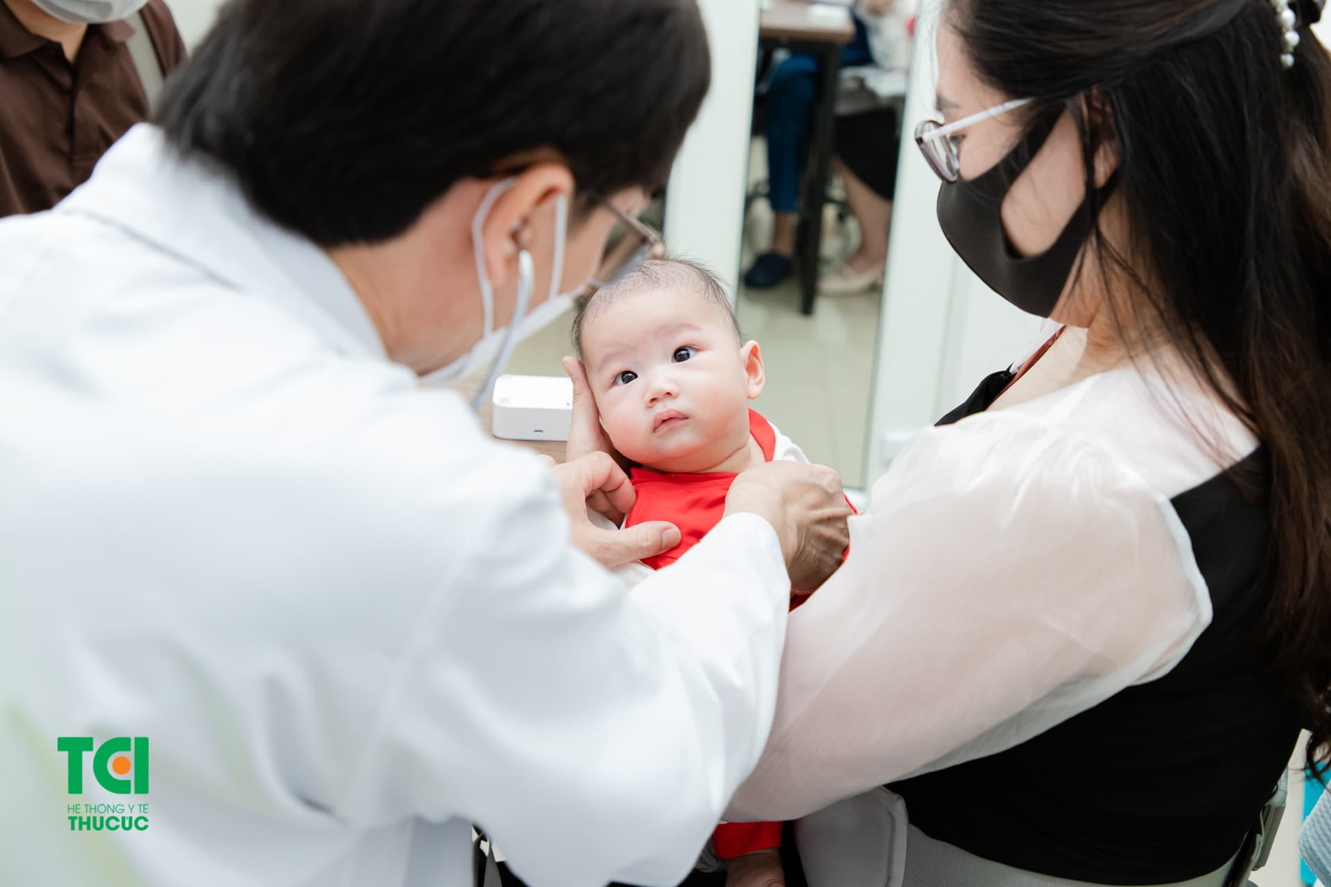 Trẻ có hiện tượng sốt sau khi tiêm vacxin 6 trong 1 cần được theo dõi thân nhiệt thường xuyên