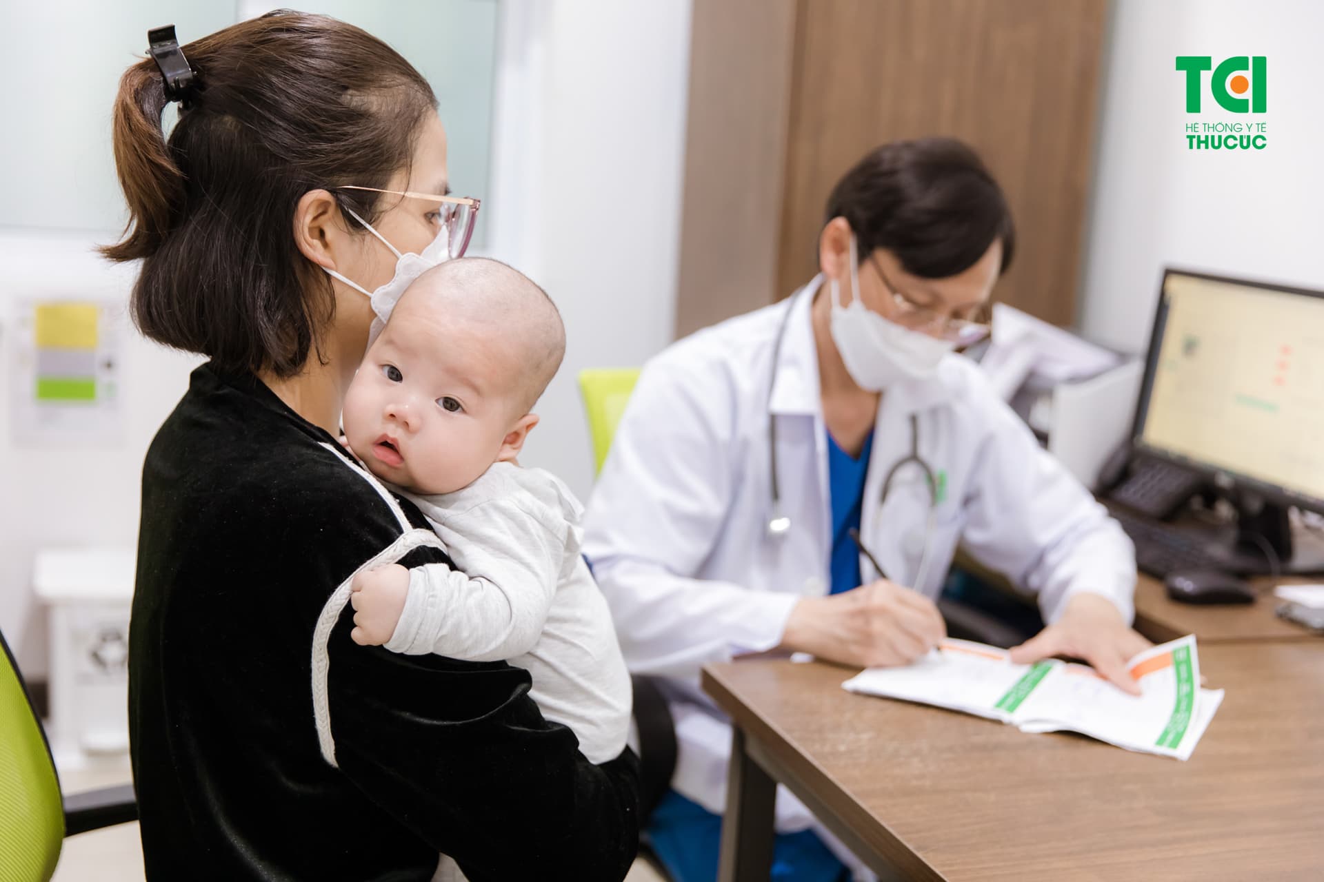 Bố mẹ nên cho con uống vắc xin phòng Rota từ những tuần đầu mới sinh