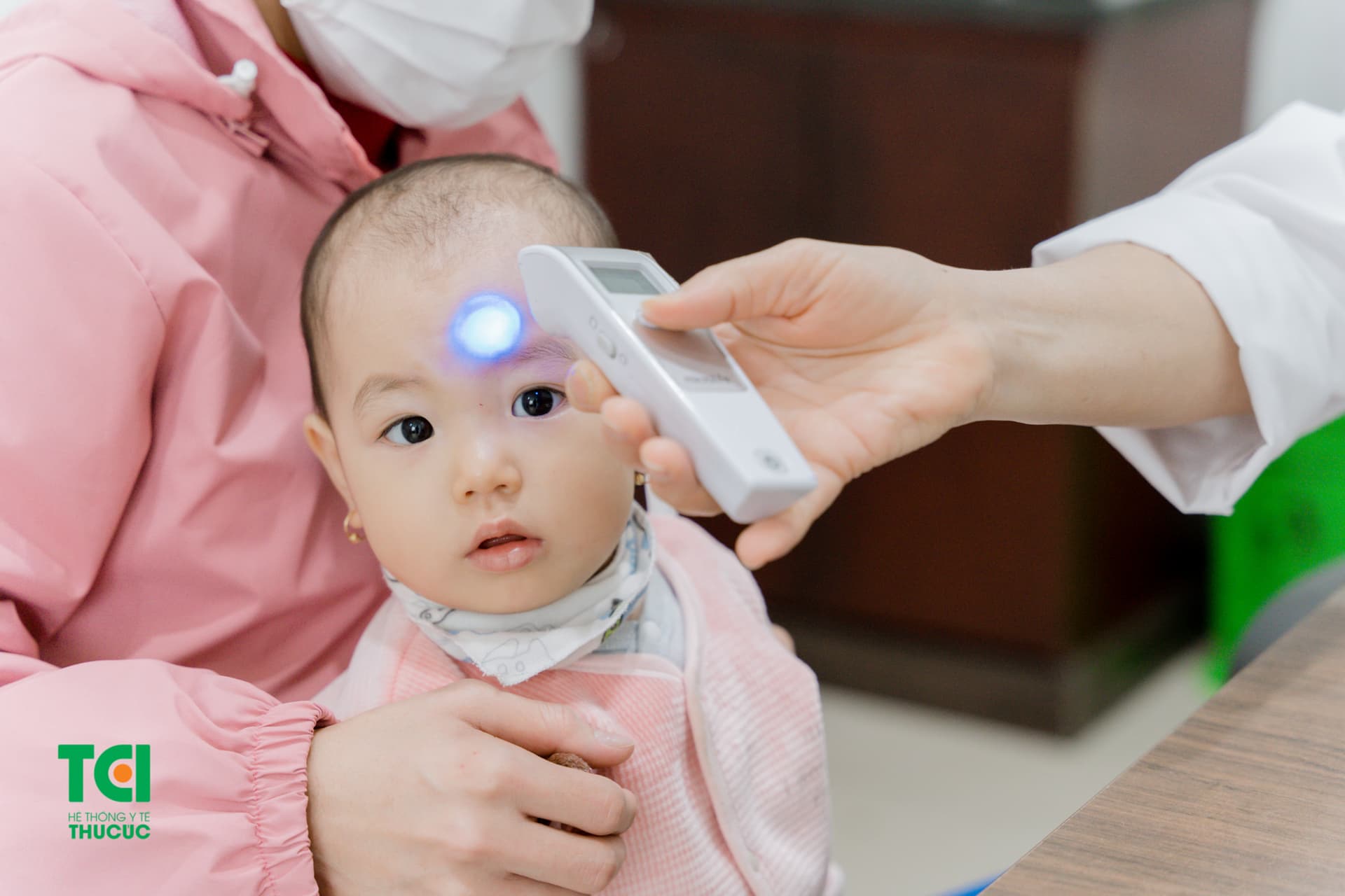 Trẻ có thể bị sốt hoặc mệt mỏi sau tiêm