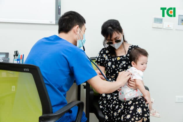 Không có phương pháp nào tốt hơn là đưa trẻ đến cơ sở y tế uy tín gần nhất khi trẻ có dấu hiệu viêm phế quản.