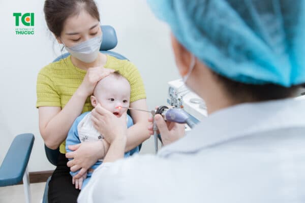 Trẻ viêm tiểu phế quản cần được đi khám bác sĩ để có phác đồ điều trị tốt nhất