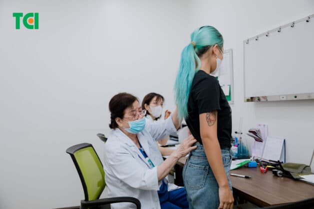 Sau khi thăm khám, bác sĩ chuyên khoa sẽ xây dựng phác đồ điều trị thoát vị đĩa đệm ở người trẻ