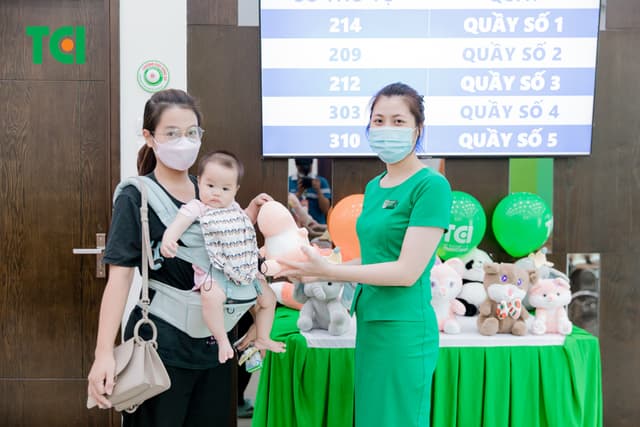 Ảnh Tặng quà 1/6 cho bé