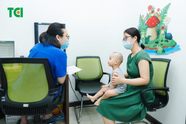 Trẻ xuất hiện triệu chứng bất thường về đường hô hấp, hãy sớm đưa bé đi khám bác sĩ