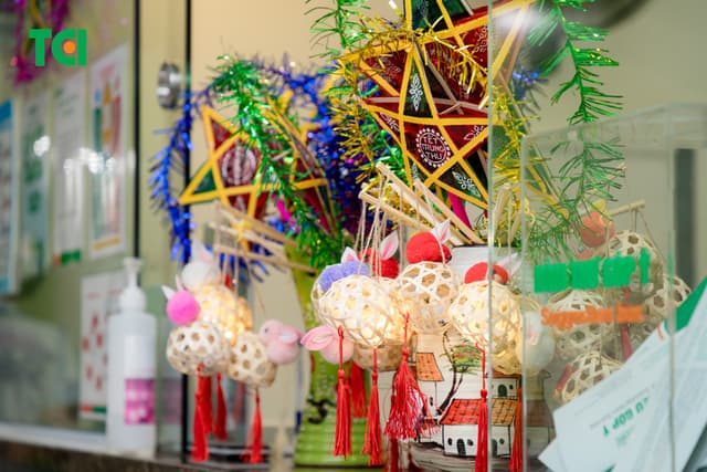 Ảnh Tặng quà Trung thu cho bé