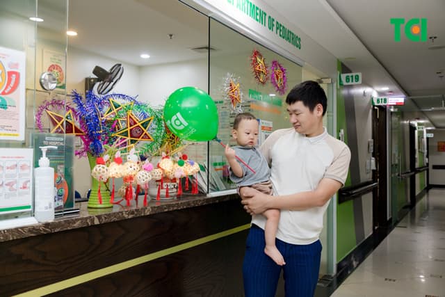 Ảnh Tặng quà Trung thu cho bé