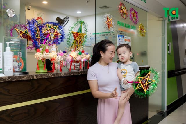 Ảnh Tặng quà Trung thu cho bé