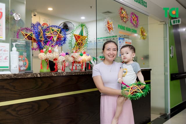 Ảnh Tặng quà Trung thu cho bé