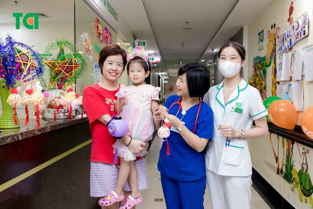 Ảnh Tặng quà Trung thu cho bé