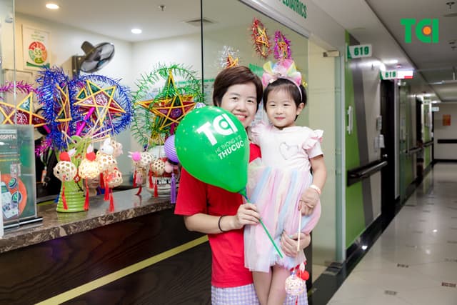 Ảnh Tặng quà Trung thu cho bé