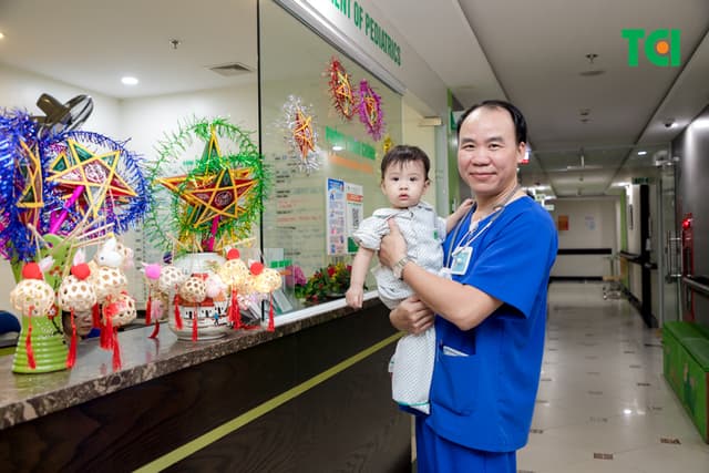 Ảnh Tặng quà Trung thu cho bé