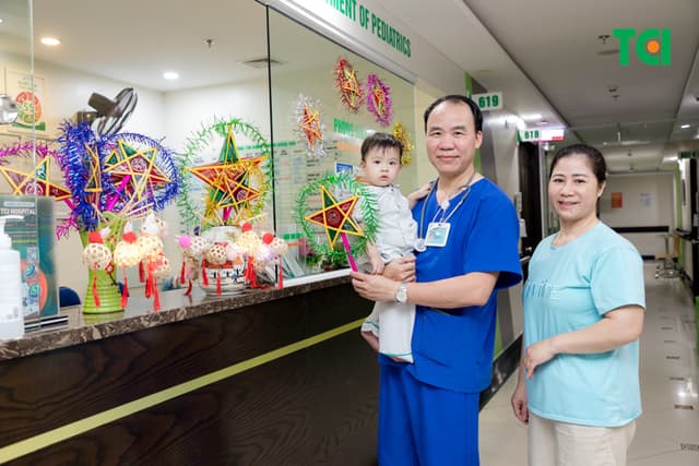 Ảnh Tặng quà Trung thu cho bé