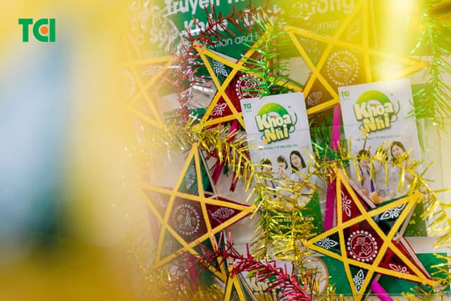 Ảnh Tặng quà Trung thu cho bé