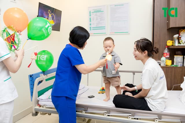 Ảnh Tặng quà Trung thu cho bé