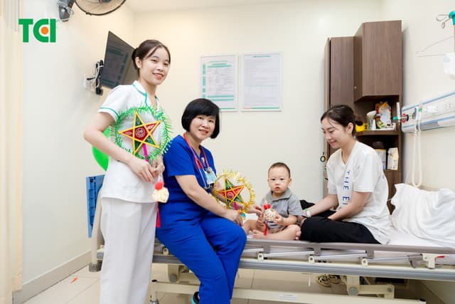 Ảnh Tặng quà Trung thu cho bé