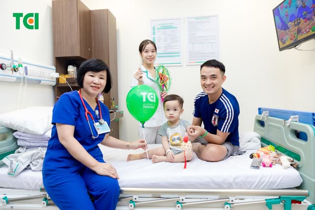 Ảnh Tặng quà Trung thu cho bé