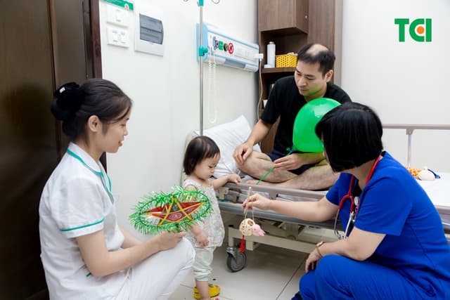 Ảnh Tặng quà Trung thu cho bé