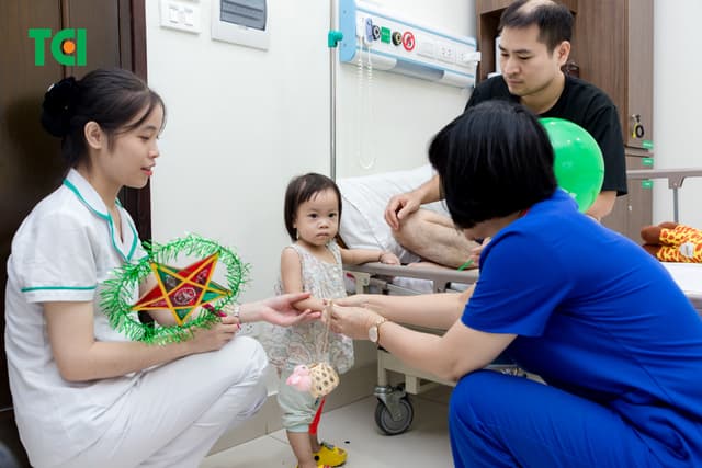 Ảnh Tặng quà Trung thu cho bé