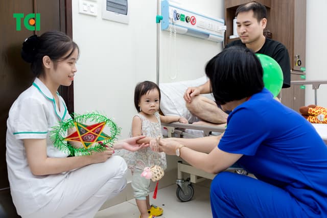 Ảnh Tặng quà Trung thu cho bé