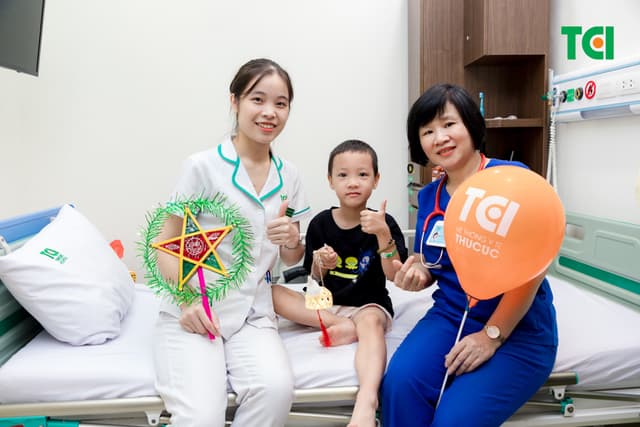 Ảnh Tặng quà Trung thu cho bé